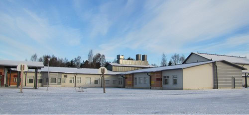 Talvinen kuva Lassilan koulun välituntipihasta