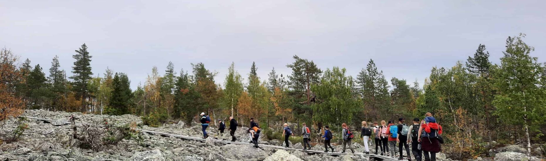 Valinnaisen erätaidon ryhmäläisiä retkellä Kätkävaarassa 13.9.2024 KUVA: Paula Kinnunen